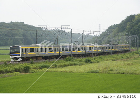 田園地帯を行く総武本線209系2000番台 33496110