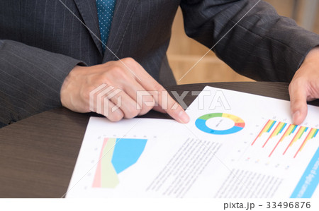 ビジネスマン 資料 指差し ビジネスマン 資料 指差し 33496876