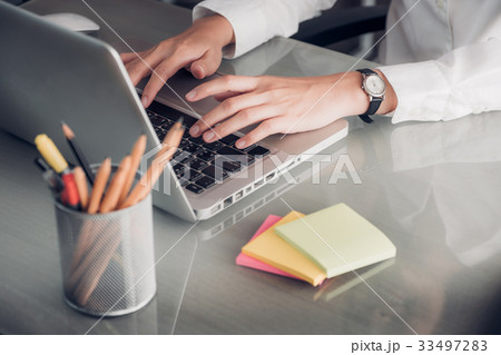 Close up businesswoman hand typing on laptop 33497283