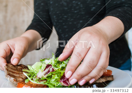 Process of serving medallions with salad 33497312