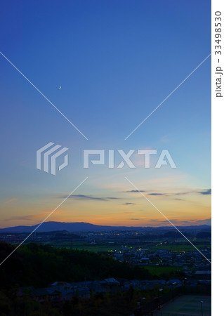 初秋の夕暮れ（三日月）縦 33498530