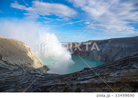 Sulphatic lake in crater of volcano Kawah Ijen. 33499690