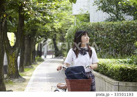 自転車を押す制服姿の女子中学生 33501193