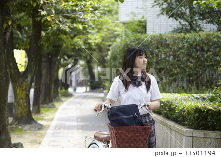 自転車を押す制服姿の女子中学生 33501194