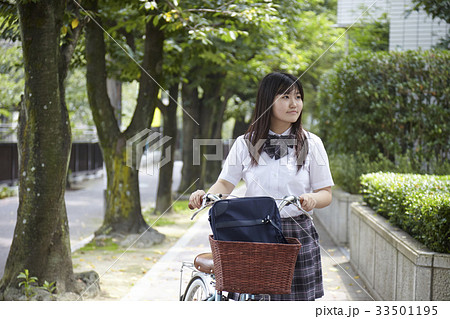 自転車を押す制服姿の女子中学生 33501195