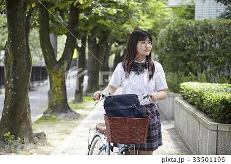 自転車を押す制服姿の女子中学生 33501196