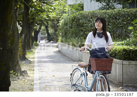 自転車を押す制服姿の女子中学生 33501197
