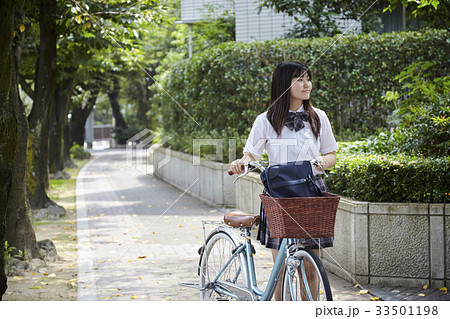 自転車を押す制服姿の女子中学生 33501198