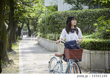 自転車を押す制服姿の女子中学生 33501199