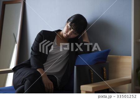 仕事に悩む女性 33501252