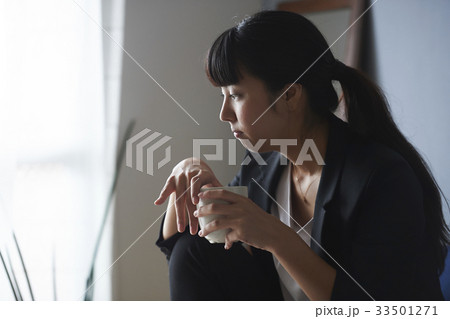 仕事に悩む女性 33501271