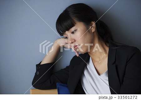 仕事に悩む女性 仕事に悩む女性 33501272