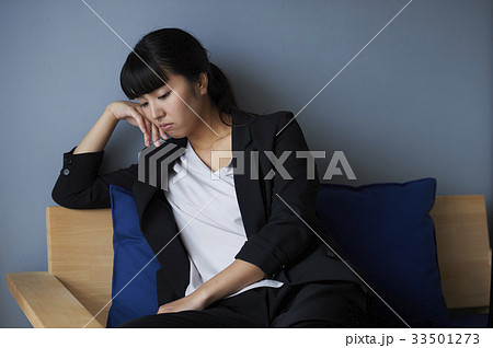 仕事に悩む女性 仕事に悩む女性 33501273