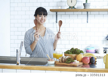 キッチンに立つ女性 キッチンに立つ女性 33501313
