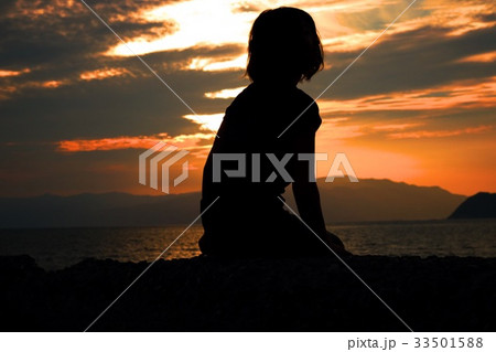 【シルエット】猫背な女性 33501588