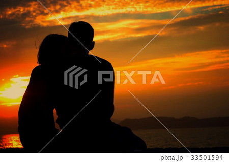 【シルエット】キスするふたり 33501594