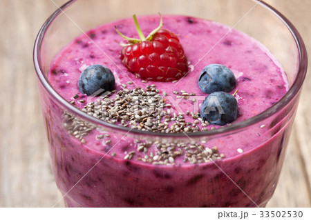 Smoothies with blueberries 33502530