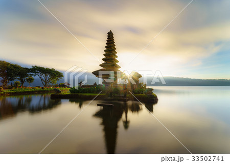 Pura Ulun Danu Bratan temple on Bratan lake 33502741