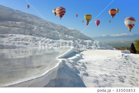 Hot air ballons flying above Pamukkale, Turkey 33503853