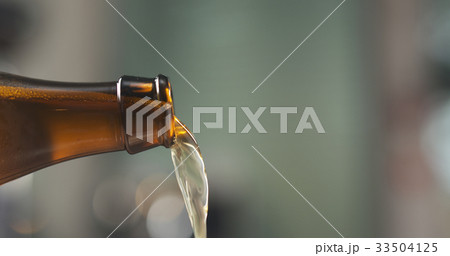 macro wheat beer pouring from brown bottle 33504125
