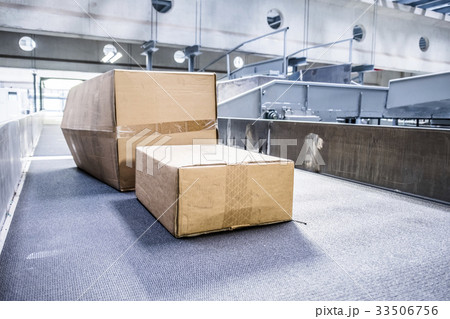 Parcels transported on conveyors Parcels transported on conveyors 33506756