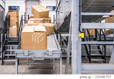 Parcels transported on conveyors Parcels transported on conveyors 33506757