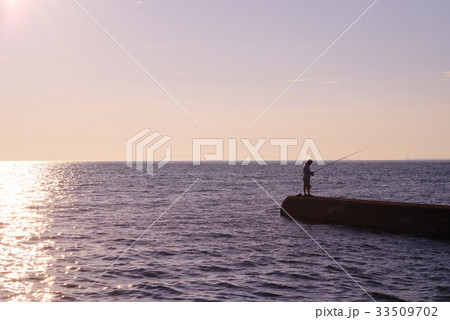 夏の堤防釣り風景 夏の堤防釣り風景 33509702