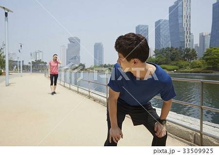 曲がる かがむ 待つ 33509925