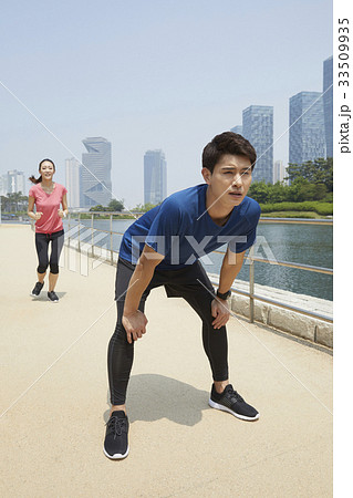 曲がる かがむ 男の写真素材