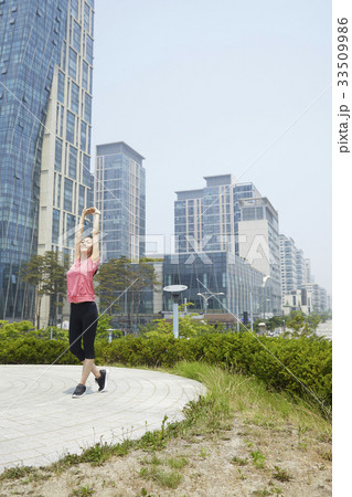 都市 都会 挙手 33509986