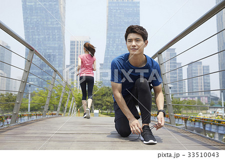 曲がる かがむ 木の床 33510043