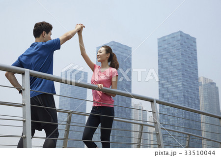 恋人 カップル ポーズ 33510044