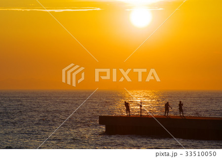 夏の堤防釣り風景 夏の堤防釣り風景 33510050
