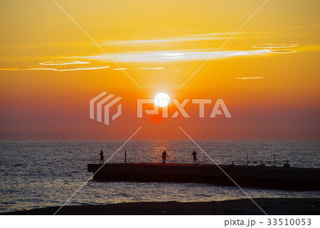 夏の堤防釣り風景 夏の堤防釣り風景 33510053