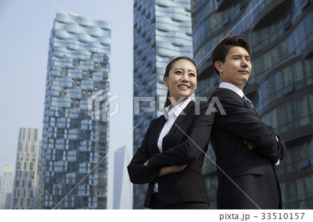 後ろ向き 背を向け合う そむける 33510157