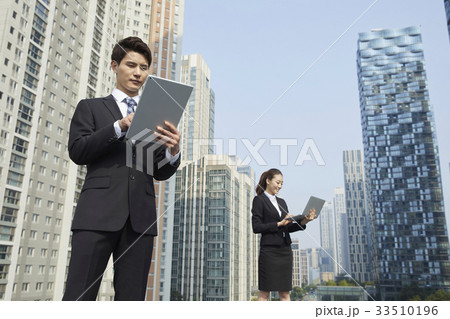 高層ビル ノートパソコン ノートブックの写真素材