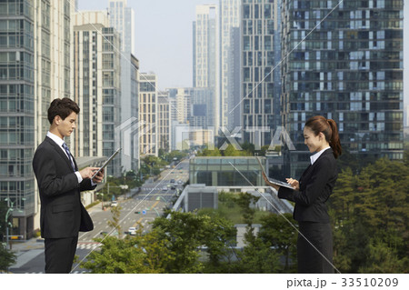 高層ビル ノートパソコン ノートブックの写真素材