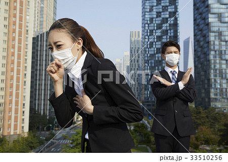 病気 マスク ビジネスウーマン 33510256