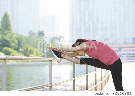 よりかかる 手すり 足持ち上げる 33510302