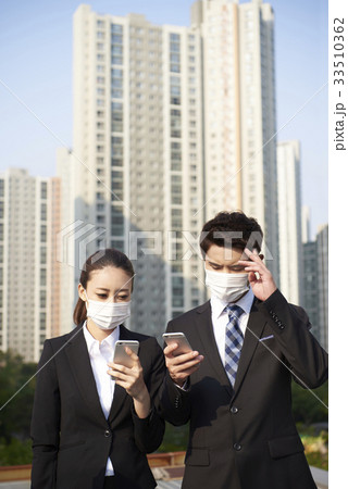 下を向く 男 男性 33510362