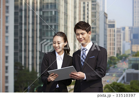 分かち合い 分け合う 男 33510397