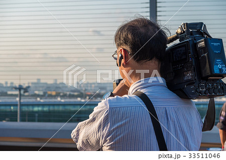 テレビカメラマンの後ろ姿の写真素材