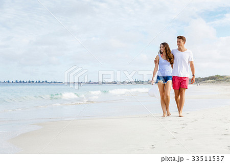 Romantic young couple on the beach Romantic young couple on the beach 33511537