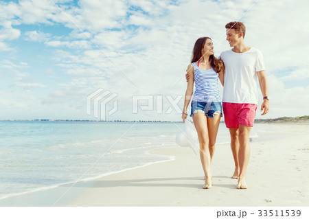 Romantic young couple on the beach Romantic young couple on the beach 33511539