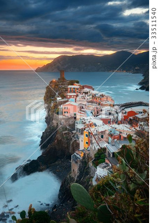 Vernazza sunset in Cinque Terre Vernazza sunset in Cinque Terre 33511540
