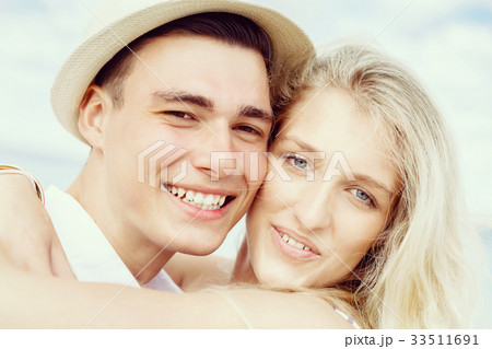 Romantic young couple on the beach 33511691