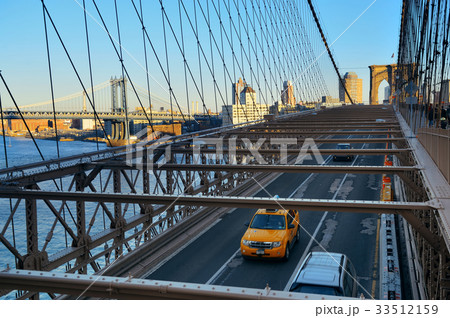 Brooklyn Bridge with traffic at sunset 33512159