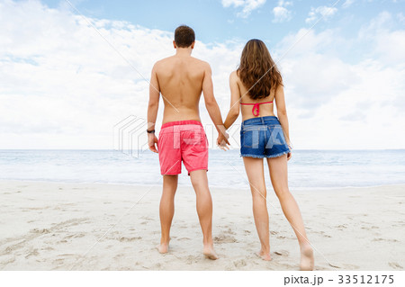 Romantic young couple on the beach 33512175
