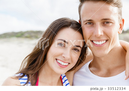Romantic young couple on the beach 33512334