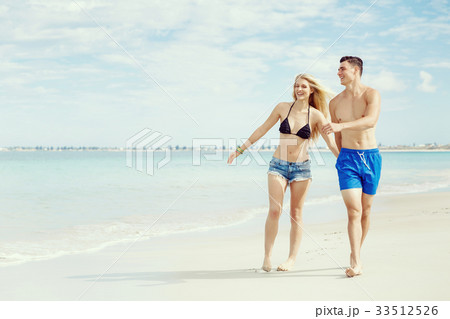 Romantic young couple on the beach 33512526